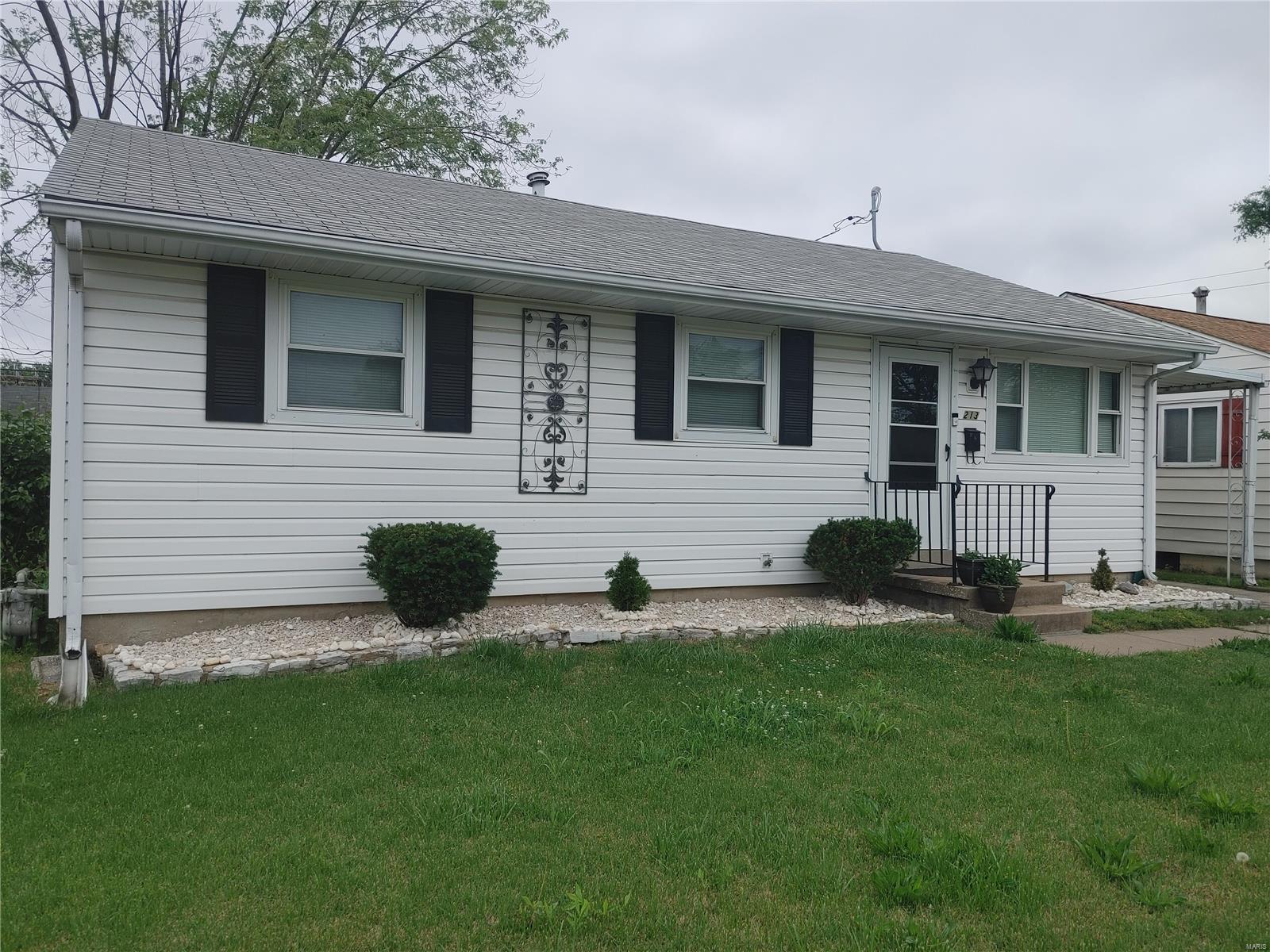 3 Bedroom, 1,356 sq. feet 213 Briarwood Drive Granite City, IL