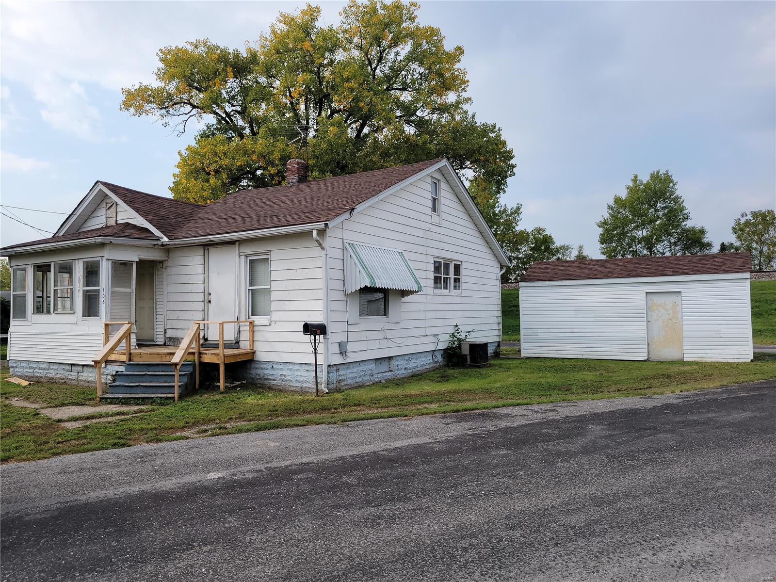 3 Bedroom, 1,513 sq. feet 108 Goulding Street East Alton, IL