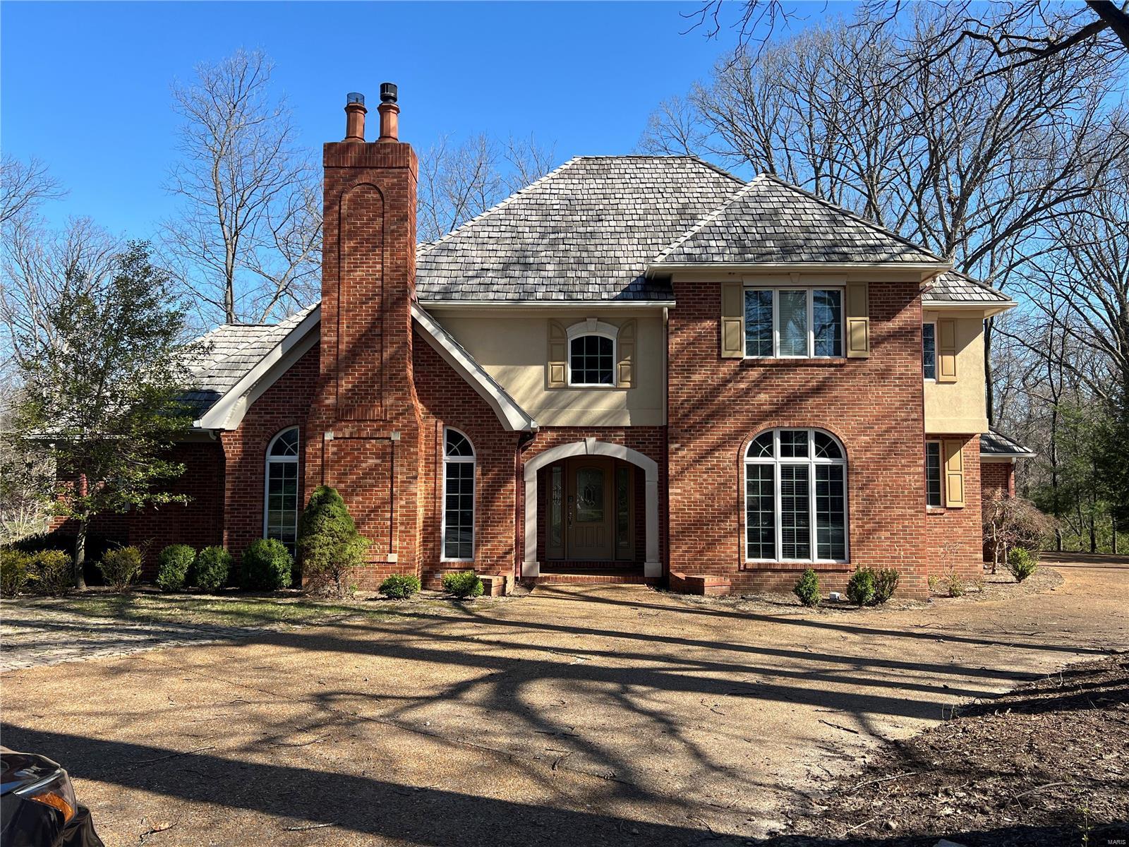 4 Bedroom, 4,682 sq. feet 1101 Oxfordshire Lane Edwardsville, IL