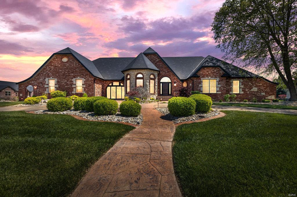 4 Bedroom, 4,175 sq. feet 8337 Castle Ridge Drive Troy, IL