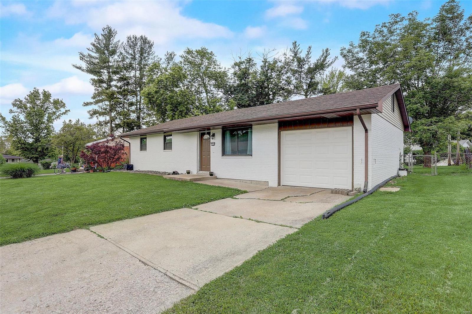 3 Bedroom, 1,306 sq. feet 5308 Englewood Drive Godfrey, IL