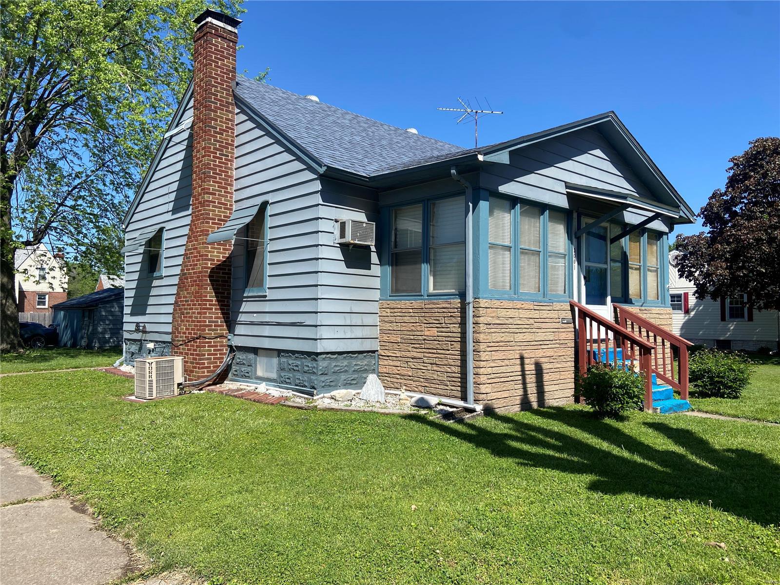 3 Bedroom, 1,139 sq. feet 3001 Warren Avenue Granite City, IL