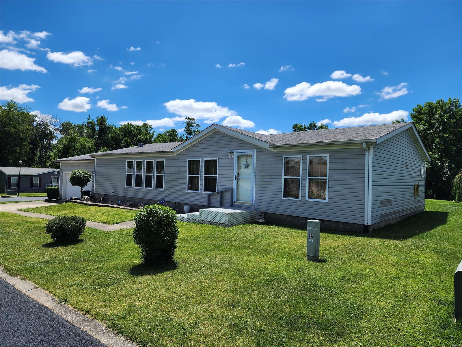 3 Bedroom,  11260 Fox Lake Drive Lebanon, IL