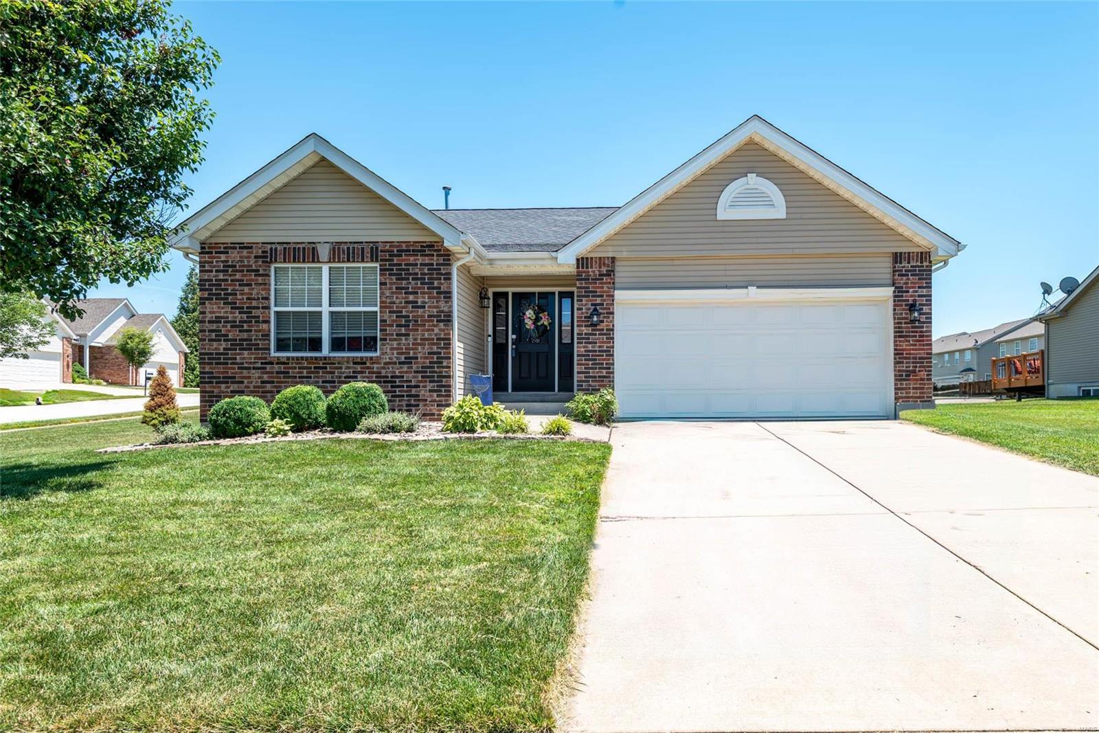 4 Bedroom, 2,459 sq. feet 2259 Amberleigh Drive Maryville, IL