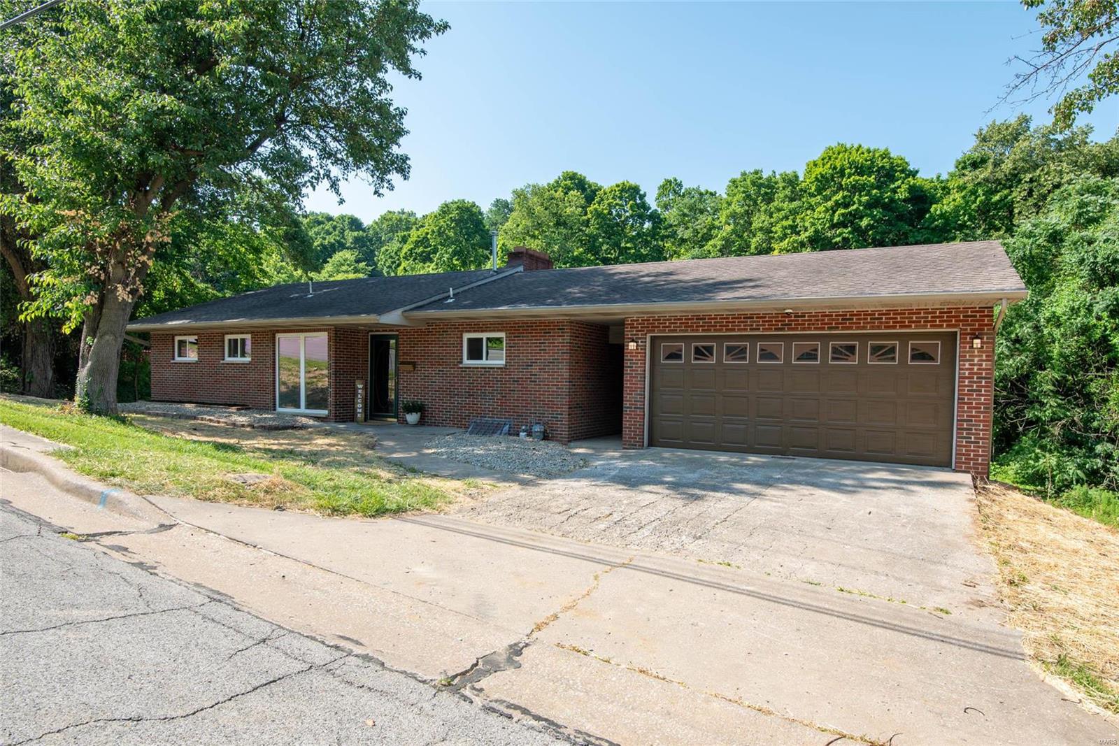 4 Bedroom, 2,400 sq. feet 1420 West Main Street Collinsville, IL