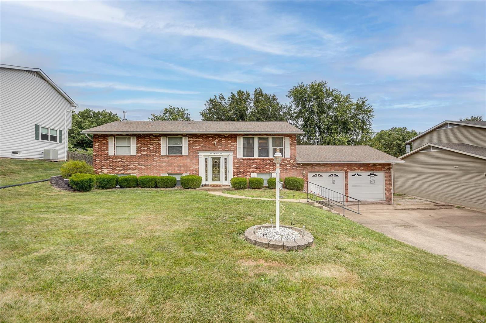 4 Bedroom, 2,108 sq. feet 1810 Montview Avenue Godfrey, IL