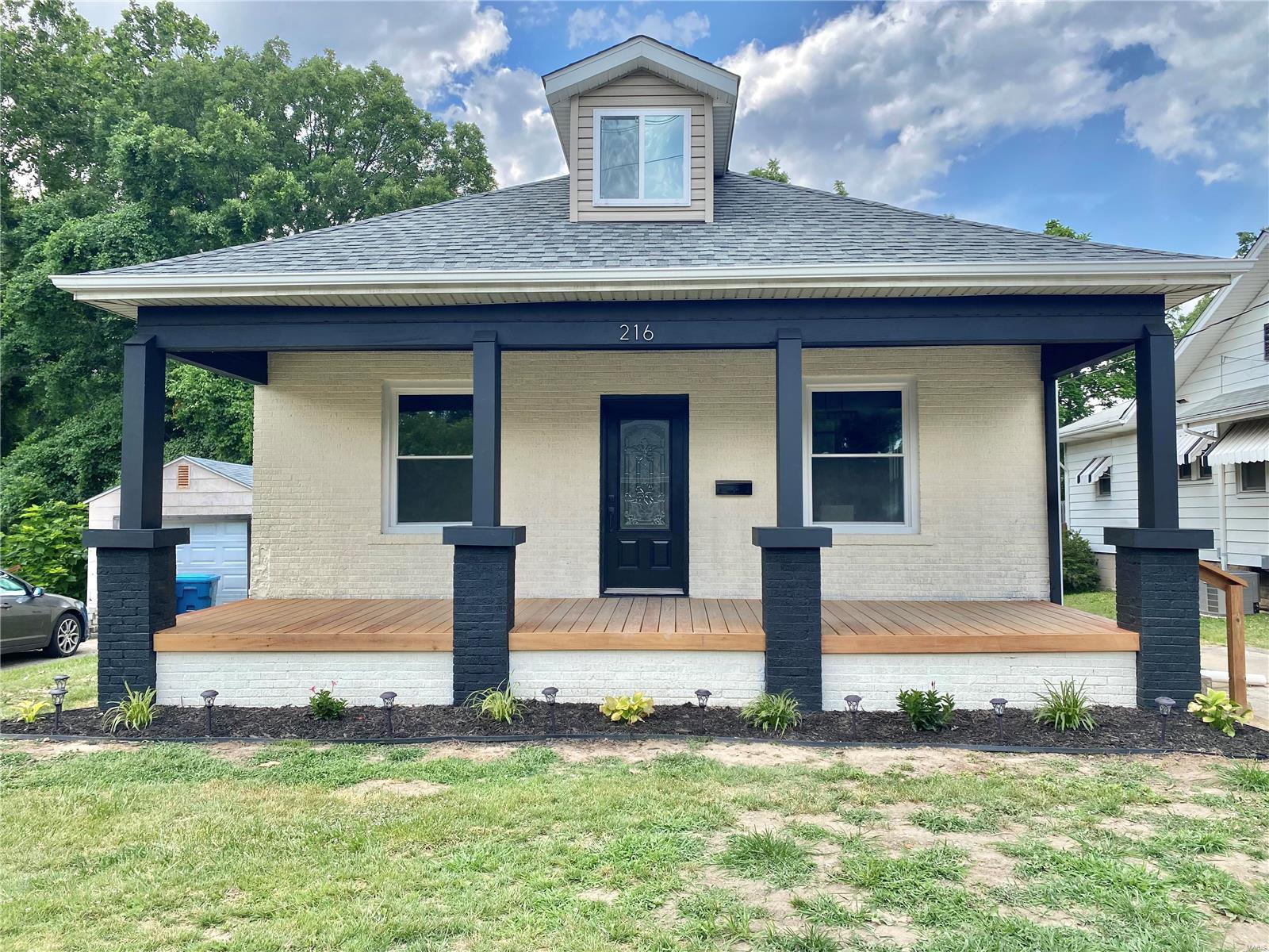 3 Bedroom, 1,684 sq. feet 216 Elm Street Alton, IL