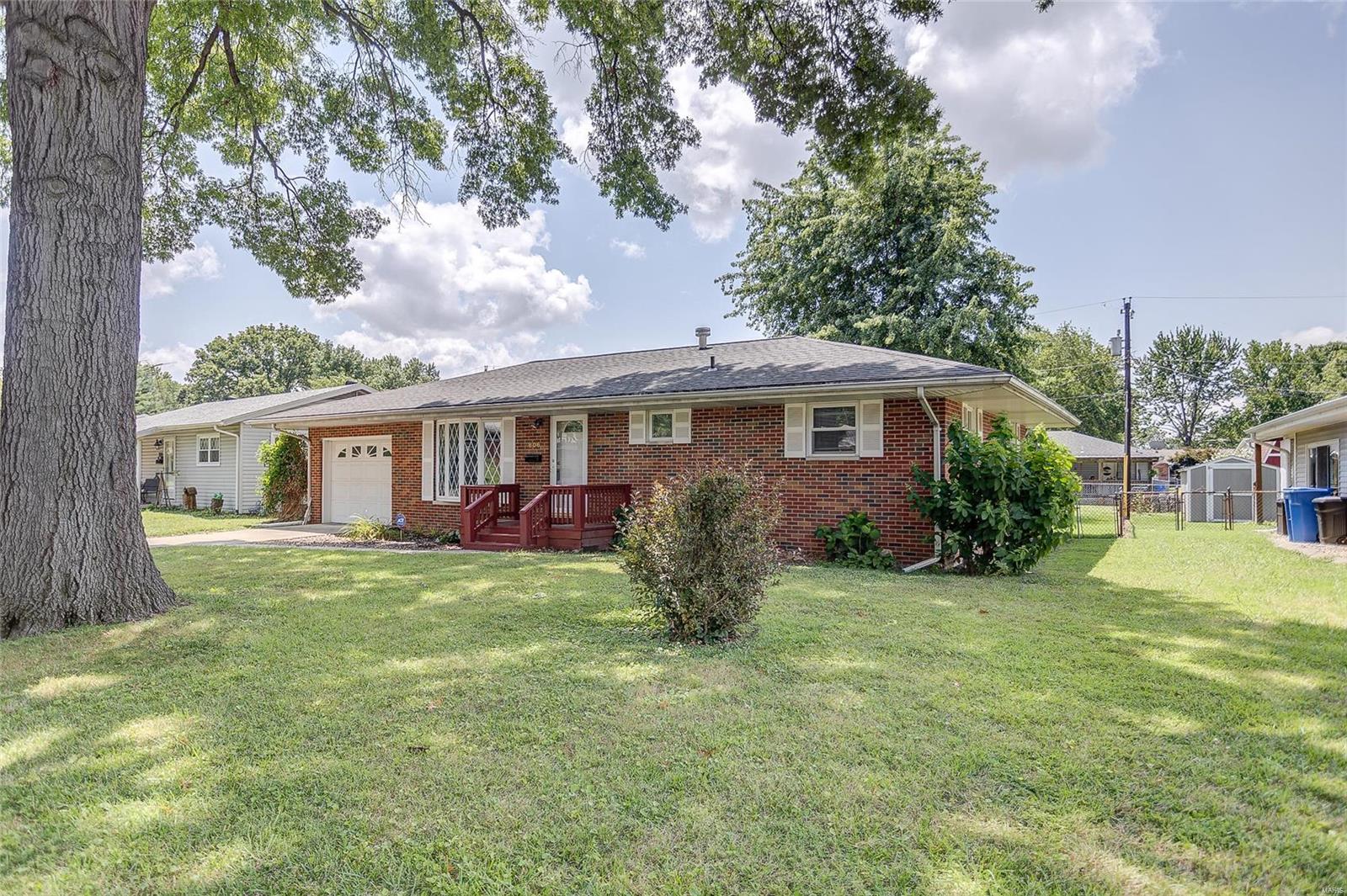 3 Bedroom, 1,040 sq. feet 806 Amherst Drive East Alton, IL