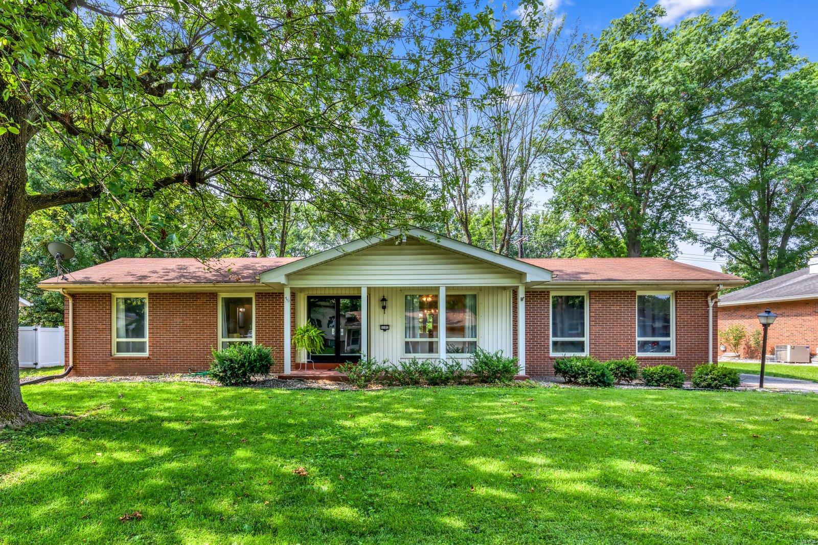 3 Bedroom, 1,170 sq. feet 5102 Dixon Drive Godfrey, IL