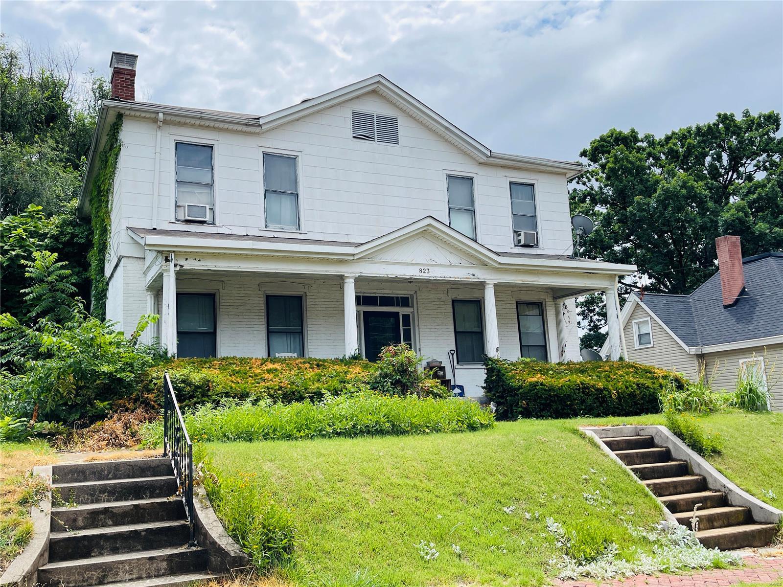 4 Bedroom, 2,936 sq. feet 823 Langdon Street Alton, IL