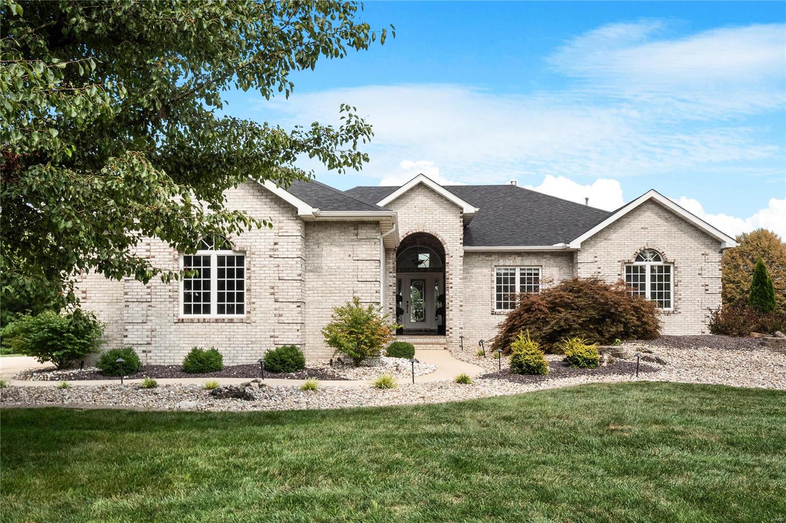 4 Bedroom, 3,592 sq. feet 104 BLUESTEM Court Edwardsville, IL