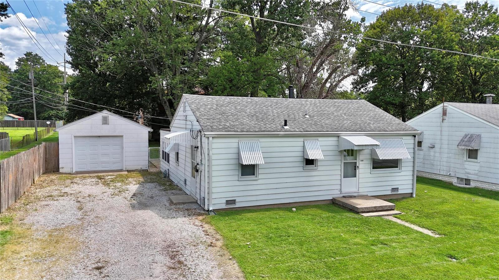 3 Bedroom, 1,000 sq. feet 810 Dewey Street Belleville, IL