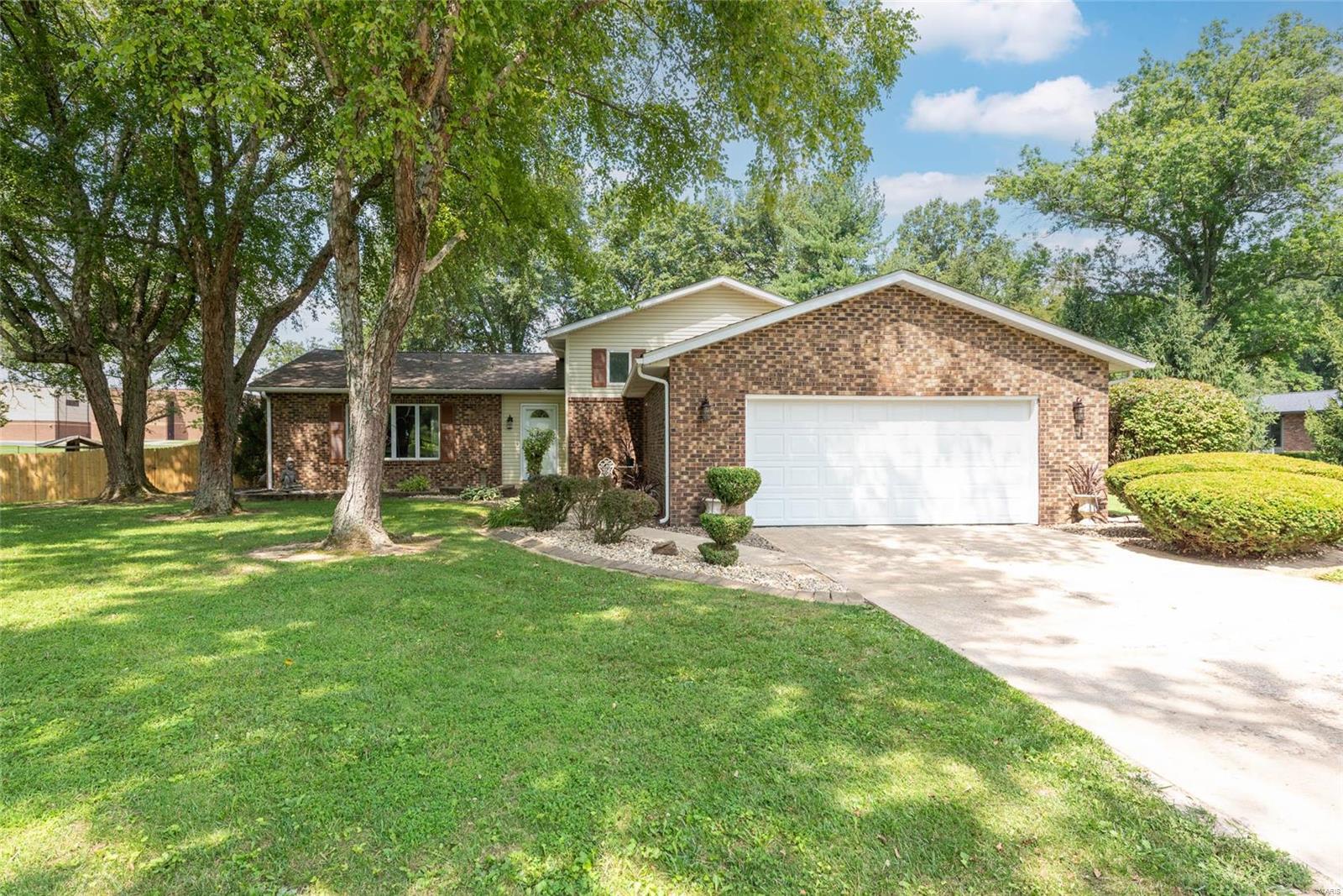 4 Bedroom, 2,236 sq. feet 709 HUNTLEY Court Troy, IL