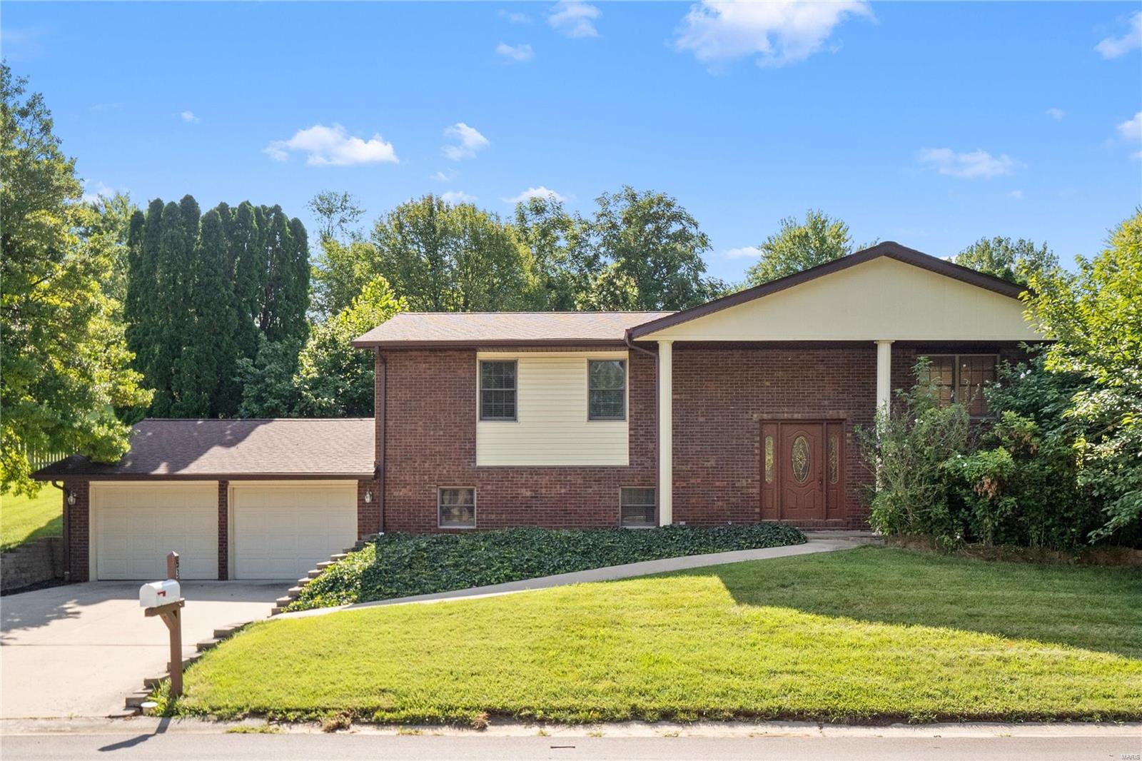 4 Bedroom, 3,098 sq. feet 53 Glendale Drive Glen Carbon, IL