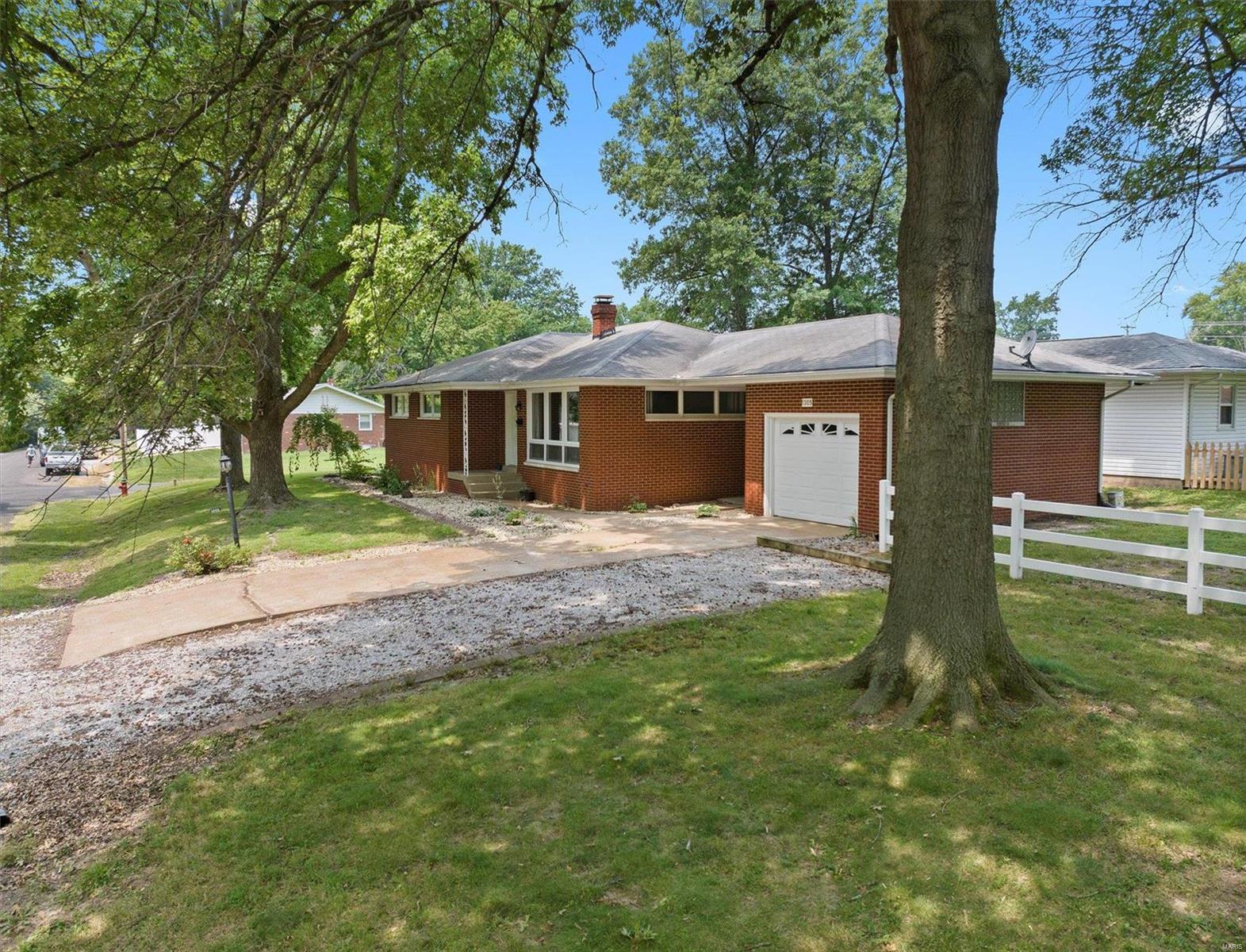 3 Bedroom, 1,885 sq. feet 1305 21st Street Highland, IL