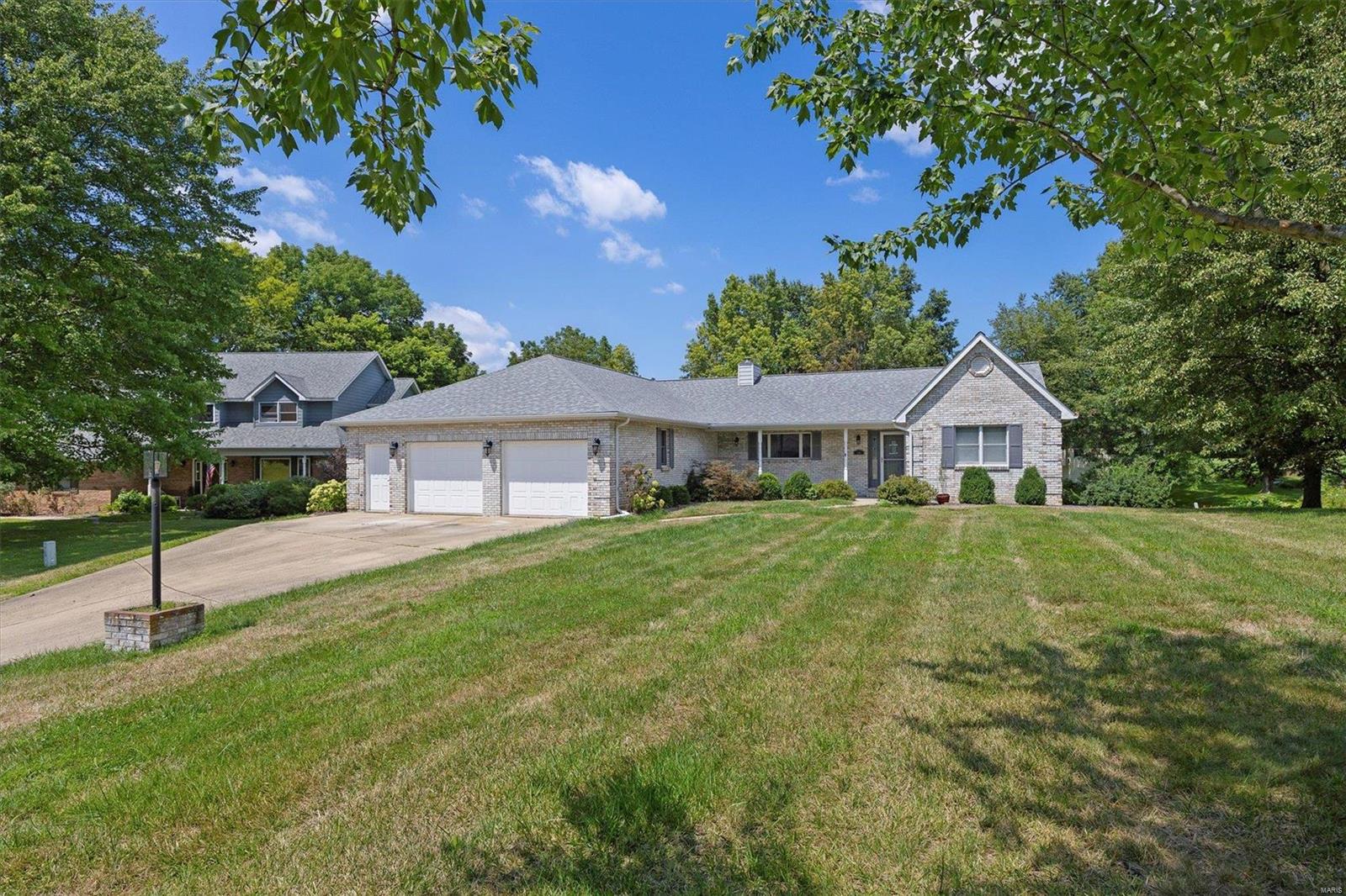 4 Bedroom, 2,938 sq. feet 34 Gaslight Lane Glen Carbon, IL