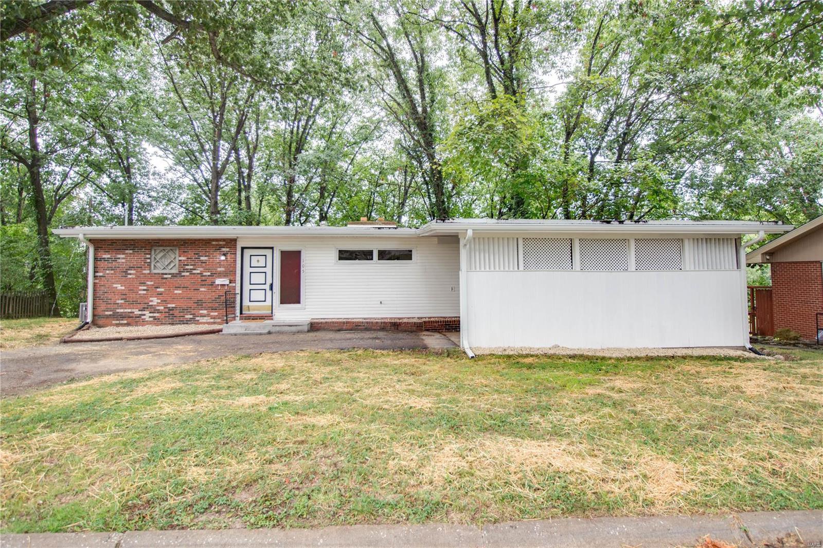 3 Bedroom, 1,730 sq. feet 105 Hodge Court Alton, IL