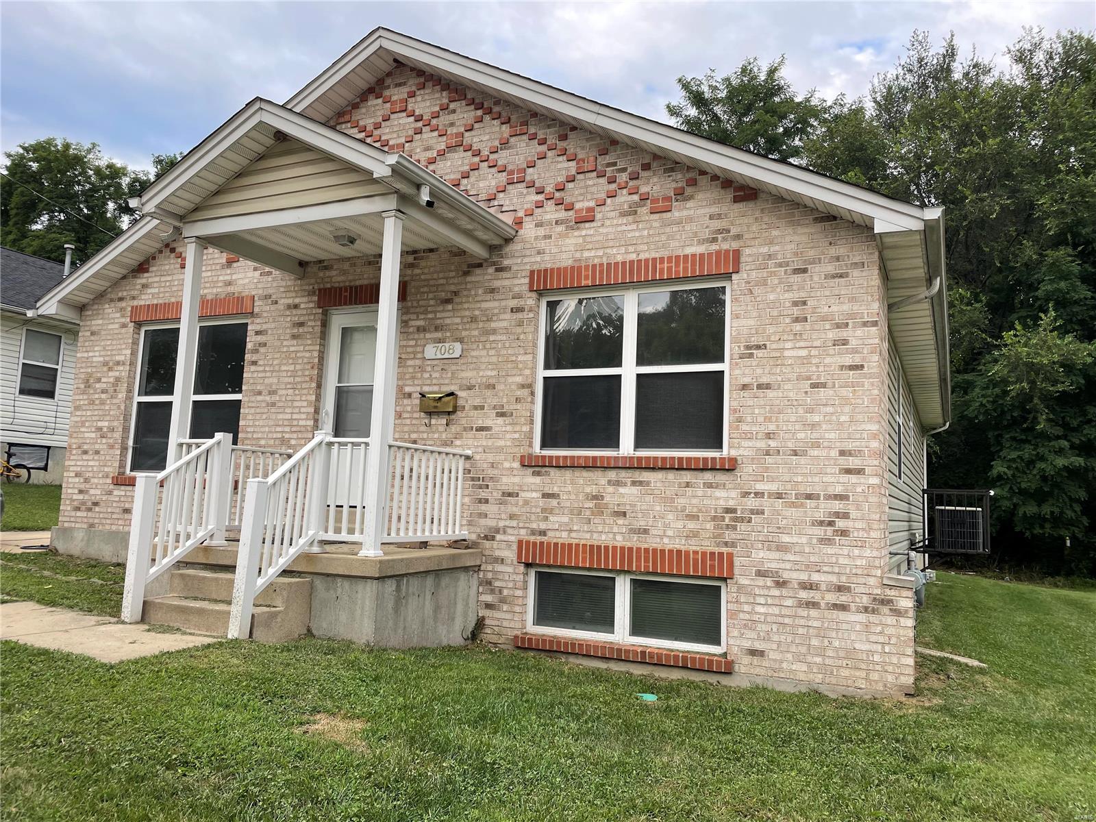 3 Bedroom, 1,100 sq. feet 708 Silver Street Alton, IL