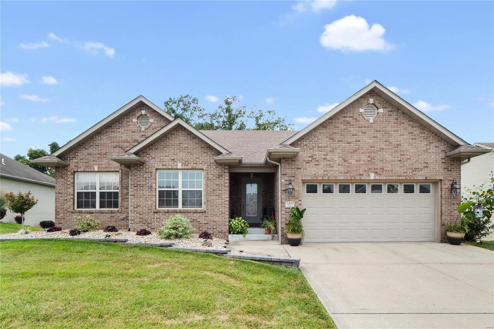 4 Bedroom, 2,650 sq. feet 2420 Calico Lane Maryville, IL