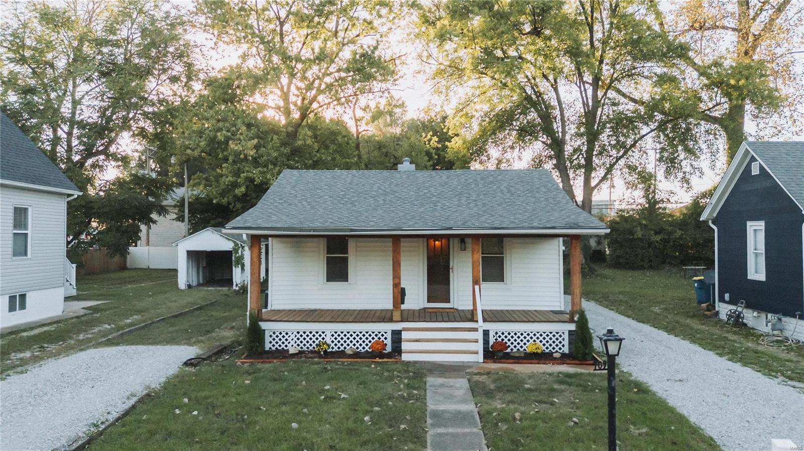 3 Bedroom, 982 sq. feet 709 Sherman Avenue Edwardsville, IL