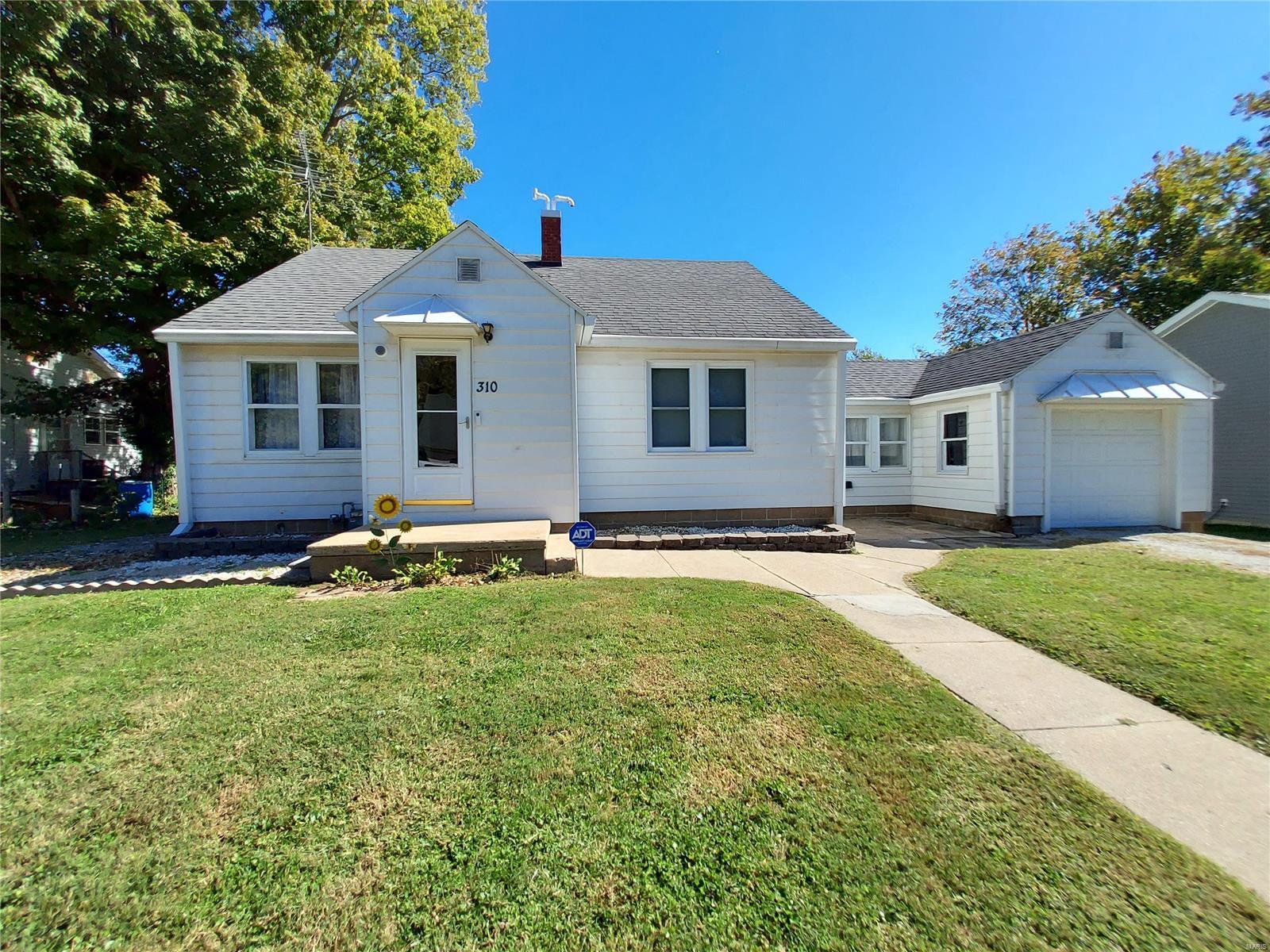 3 Bedroom, 1,790 sq. feet 310 Sixth Street Greenville, IL