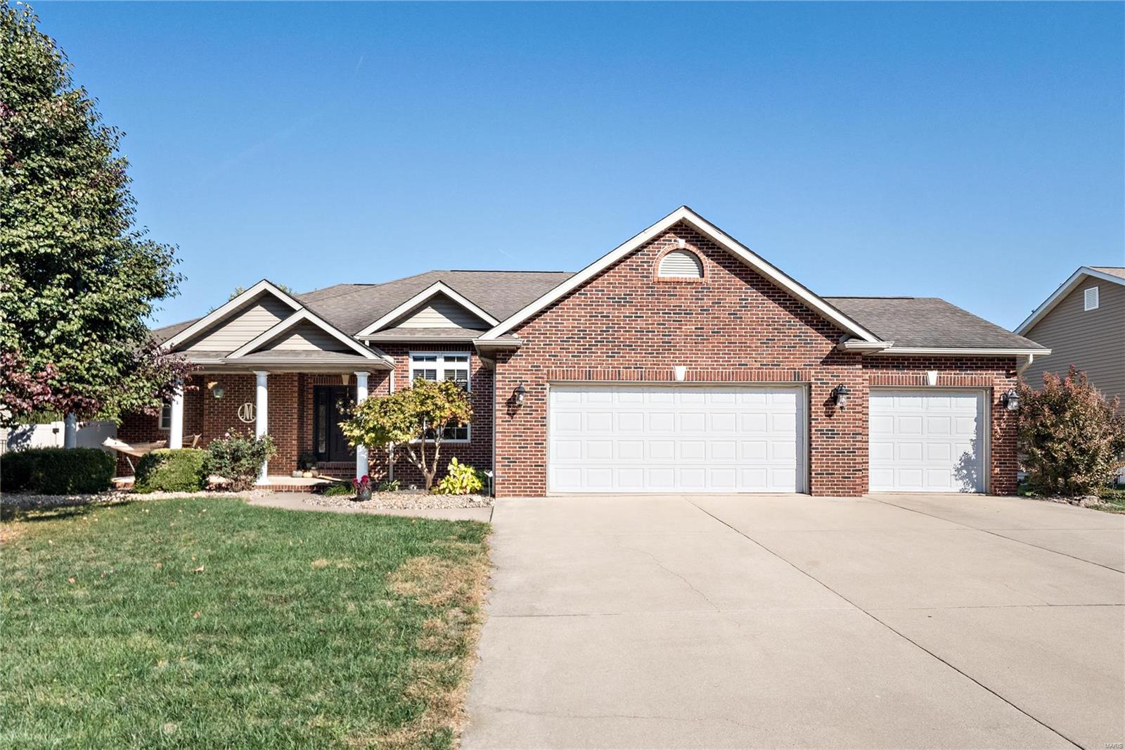 4 Bedroom, 2,761 sq. feet 309 Ambrose Drive Troy, IL