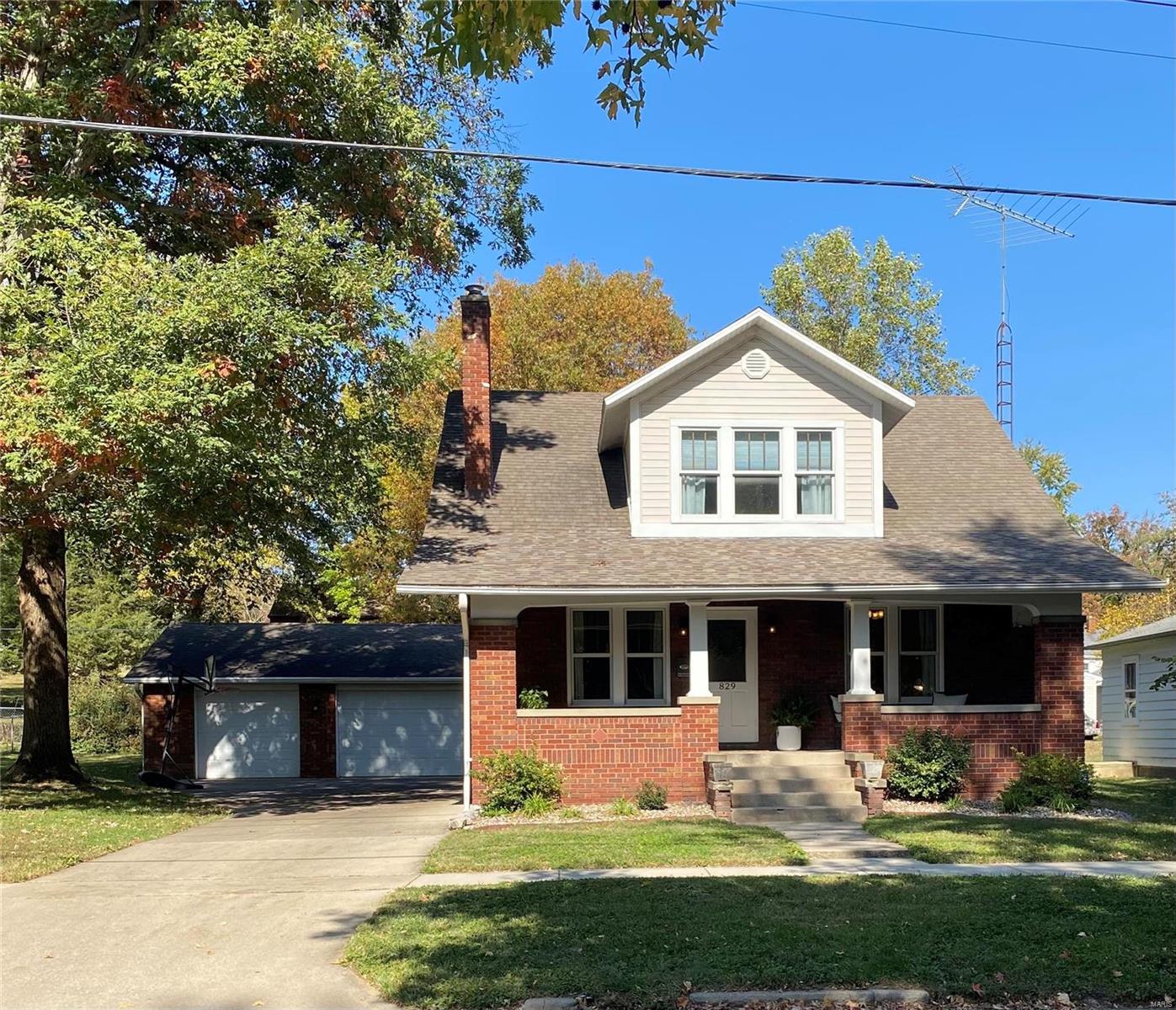 3 Bedroom, 2,280 sq. feet 829 College Avenue Greenville, IL