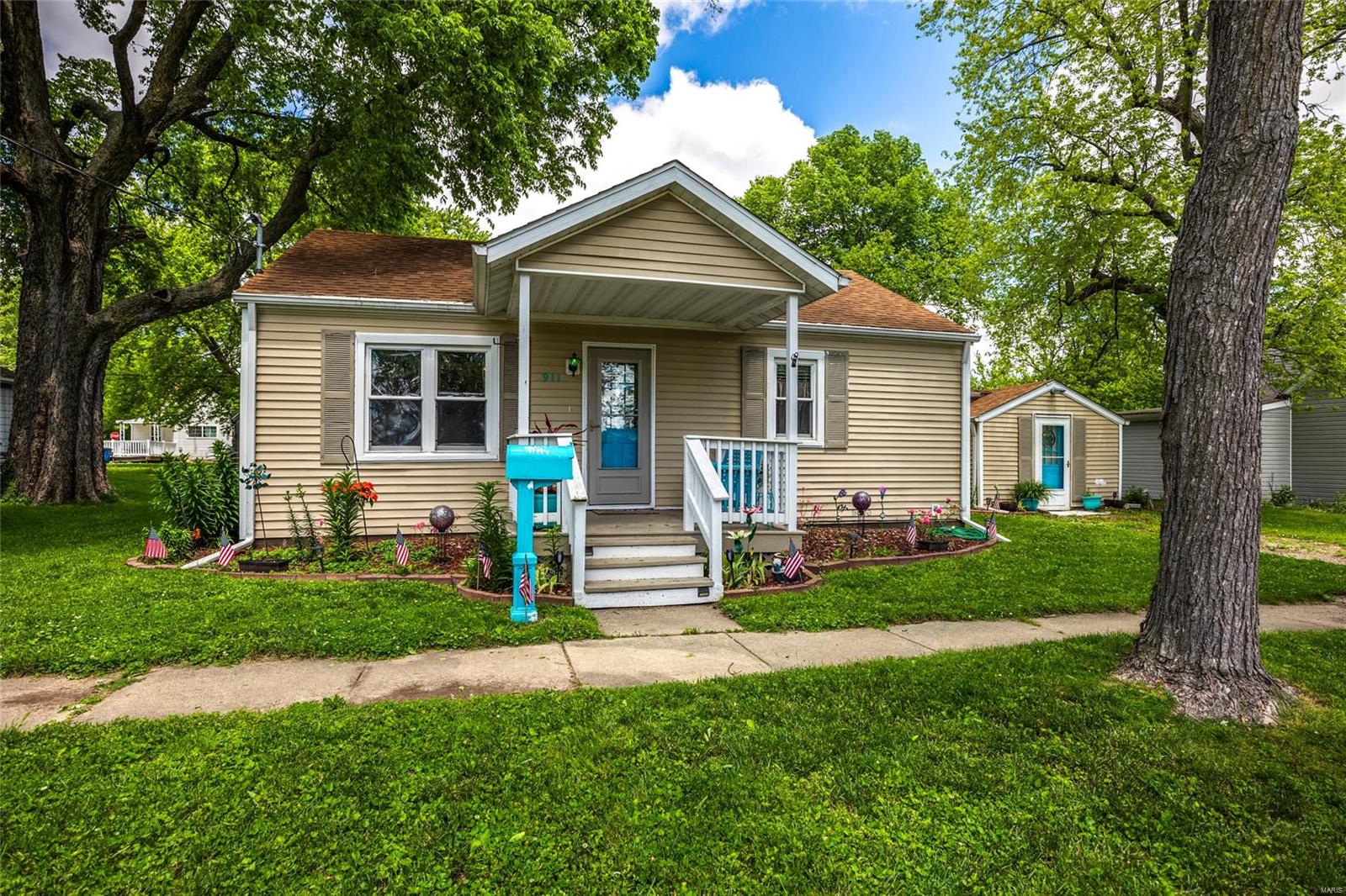 2 Bedroom, 1,032 sq. feet 911 Washington Avenue Greenville, IL