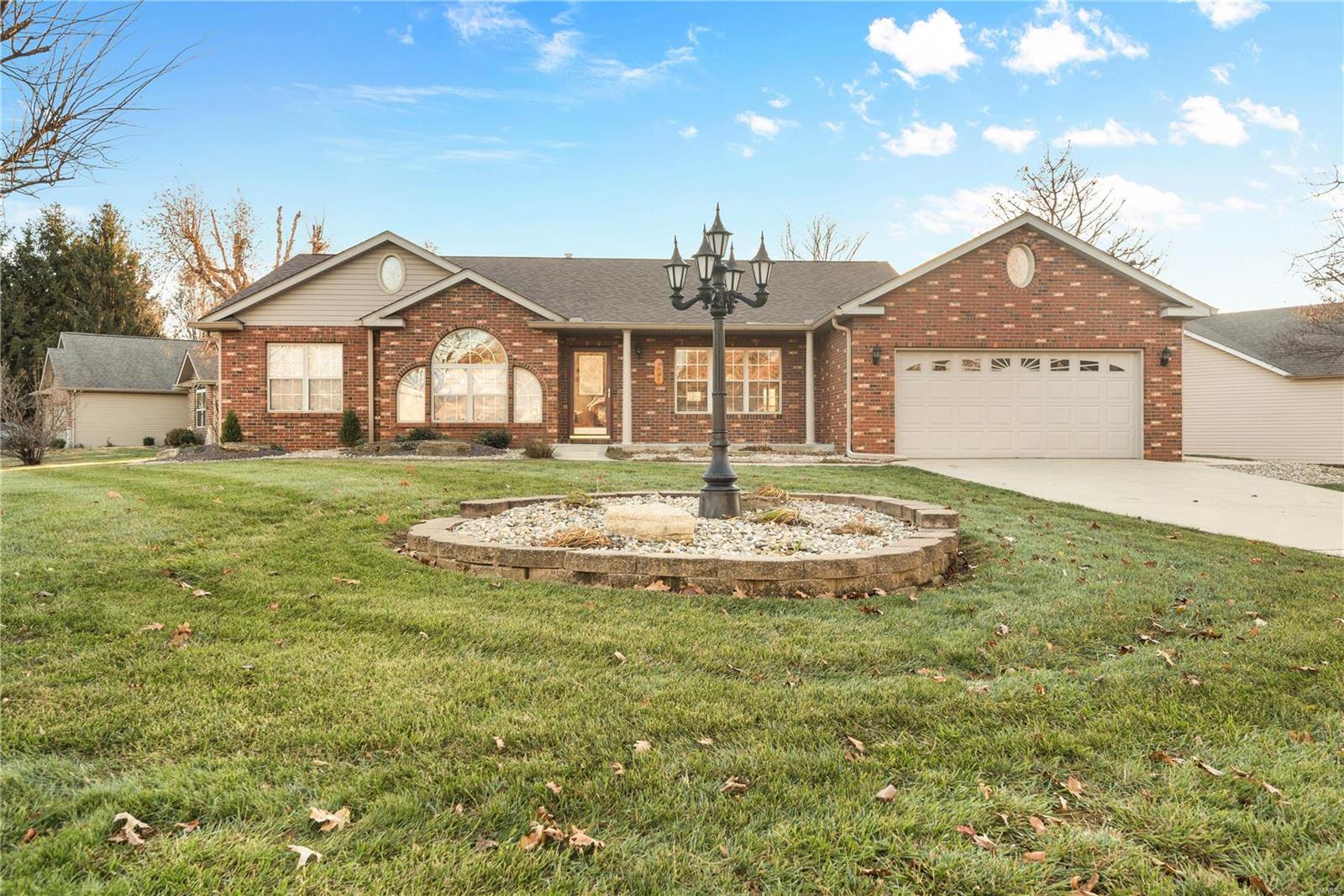 3 Bedroom, 2,753 sq. feet 7501 Stonebridge Drive Maryville, IL