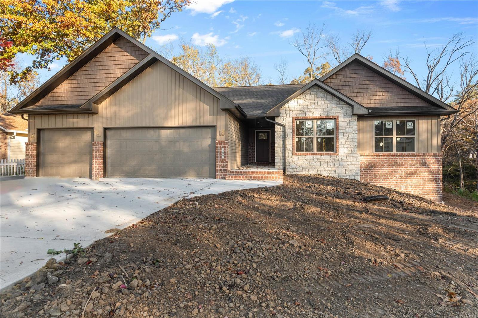 4 Bedroom, 2,508 sq. feet 397 Bluebird Lane Troy, IL