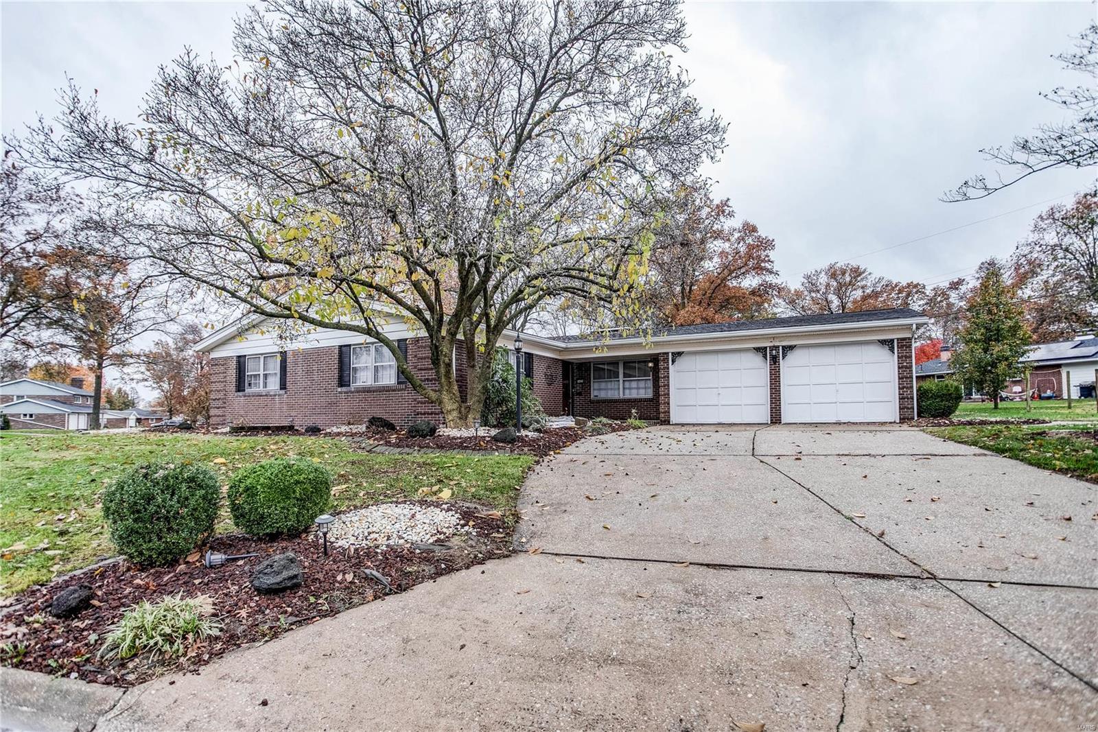 3 Bedroom, 2,173 sq. feet 4420 Briarcliff Drive Alton, IL