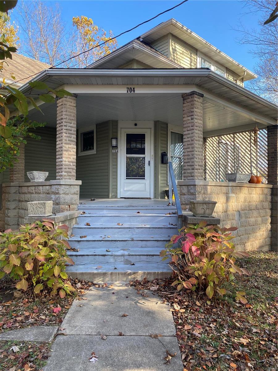 3 Bedroom, 1,533 sq. feet 704 Locust Street Greenville, IL