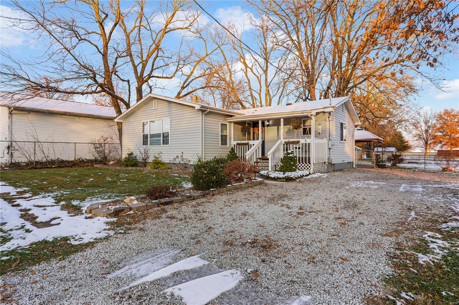 3 Bedroom, 1,289 sq. feet 115 Center Street Marine, IL