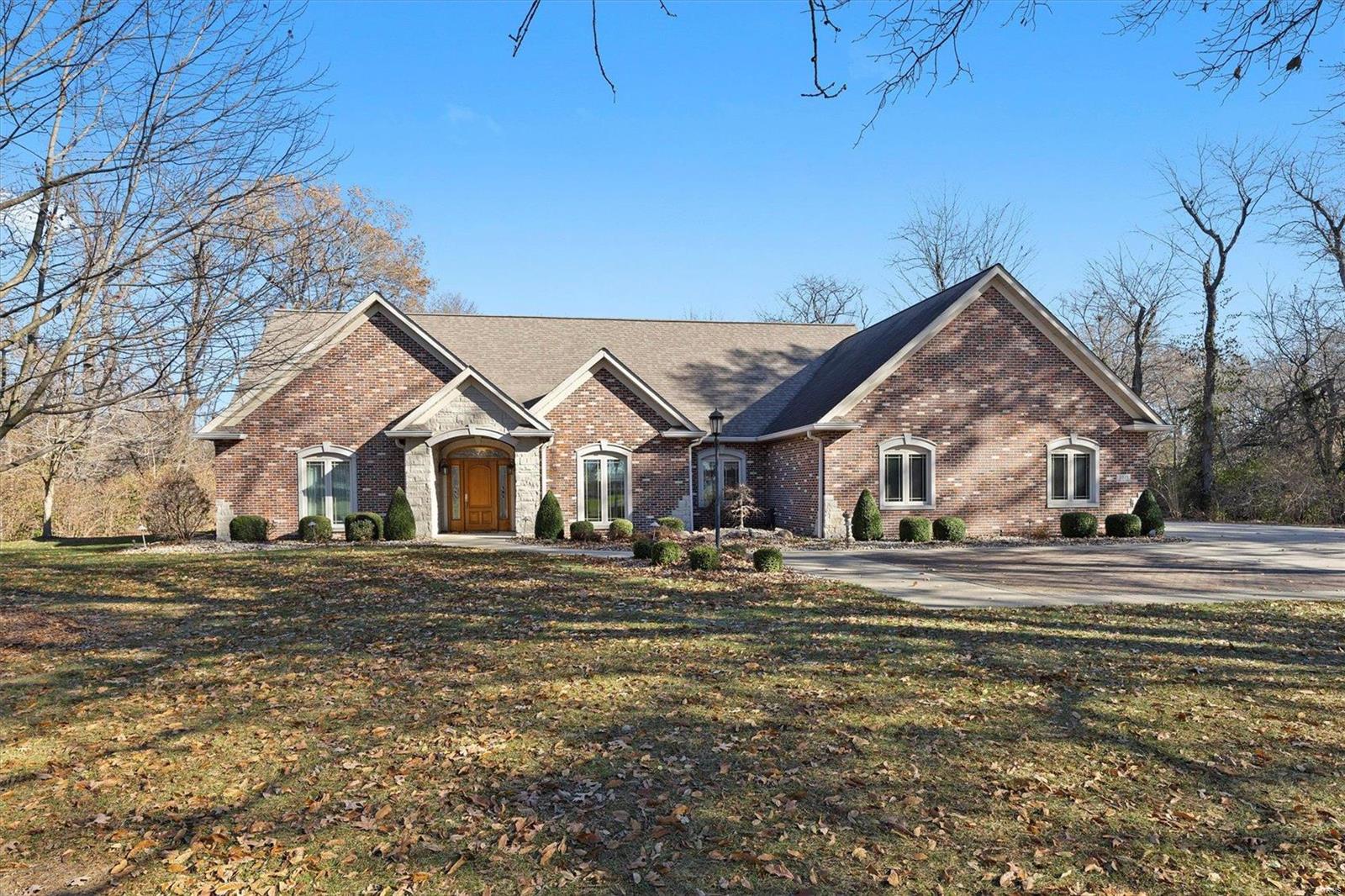 3 Bedroom, 2,525 sq. feet 2325 Park Hill Drive Highland, IL