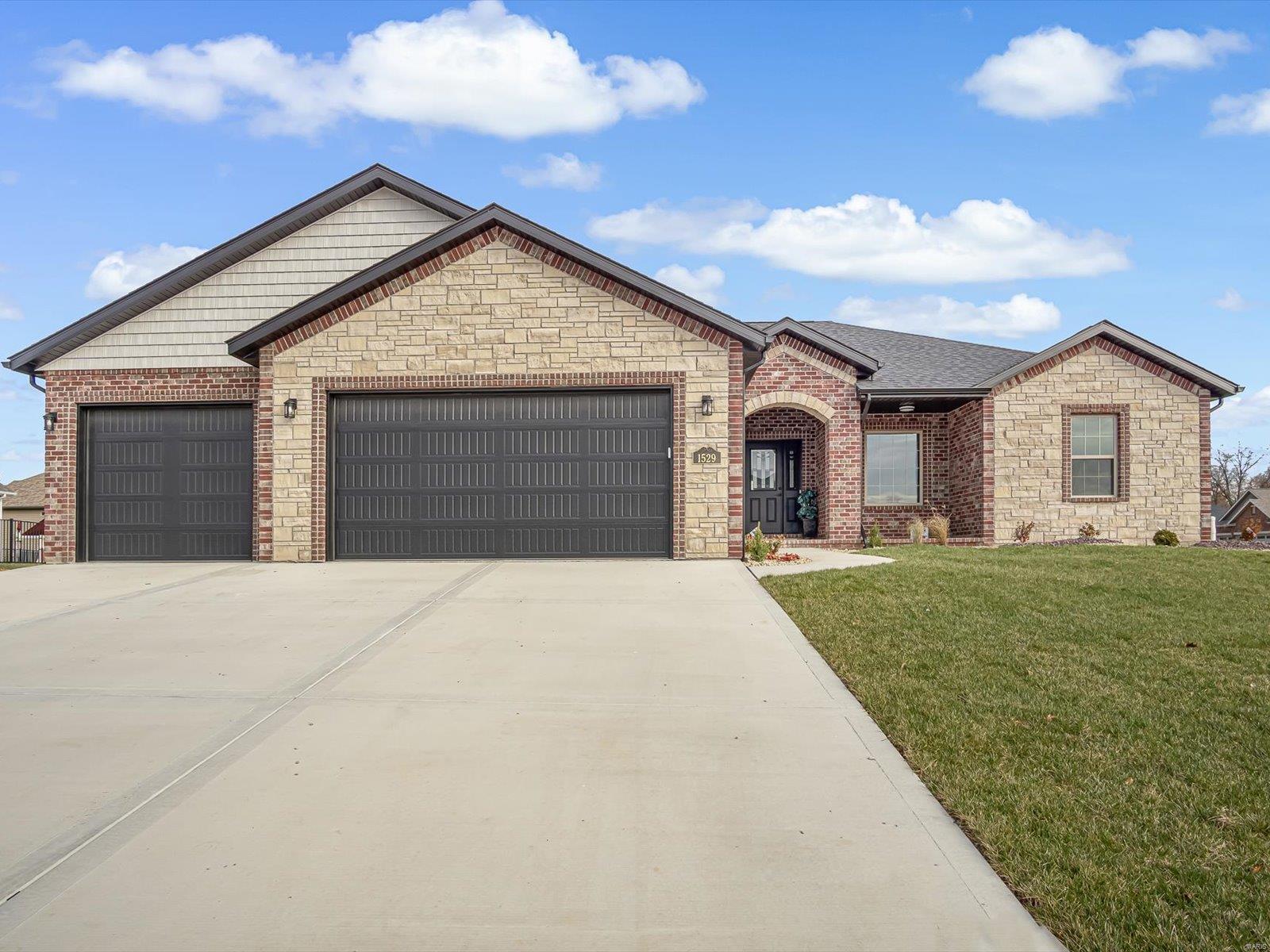 4 Bedroom, 2,932 sq. feet 1529 Essex Court Troy, IL