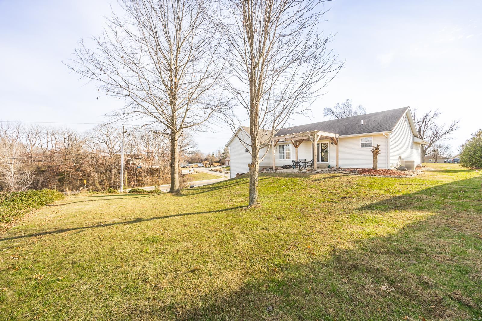 3 Bedroom, 1,606 sq. feet 2643 Dennis Drive Alton, IL