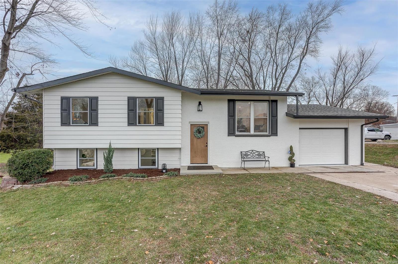 4 Bedroom, 1,773 sq. feet 31 Barbara Drive Godfrey, IL