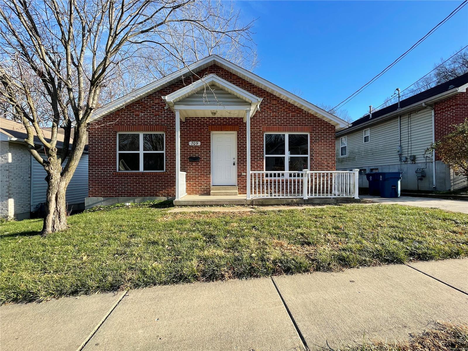 3 Bedroom, 1,100 sq. feet 709 Silver Street Alton, IL