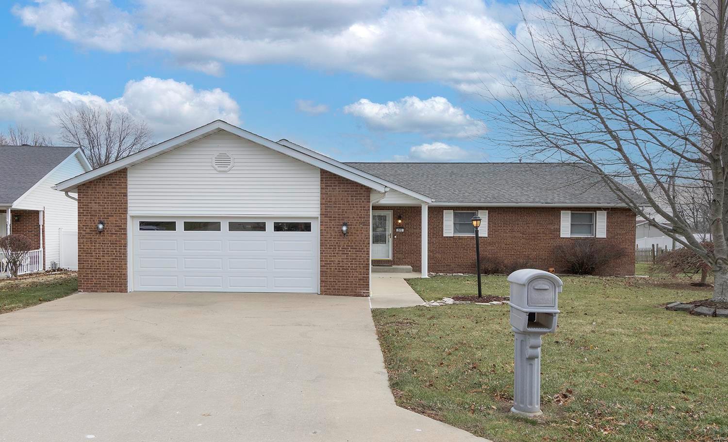 3 Bedroom, 1,972 sq. feet 2913 Periwinkle Court Highland, IL