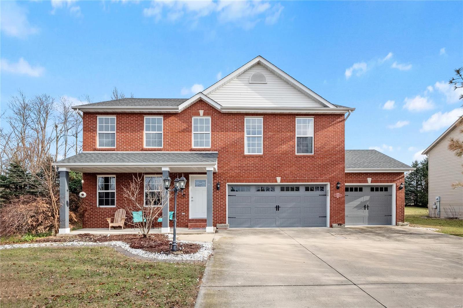 4 Bedroom, 3,186 sq. feet 3514 Vicksburg Drive Edwardsville, IL