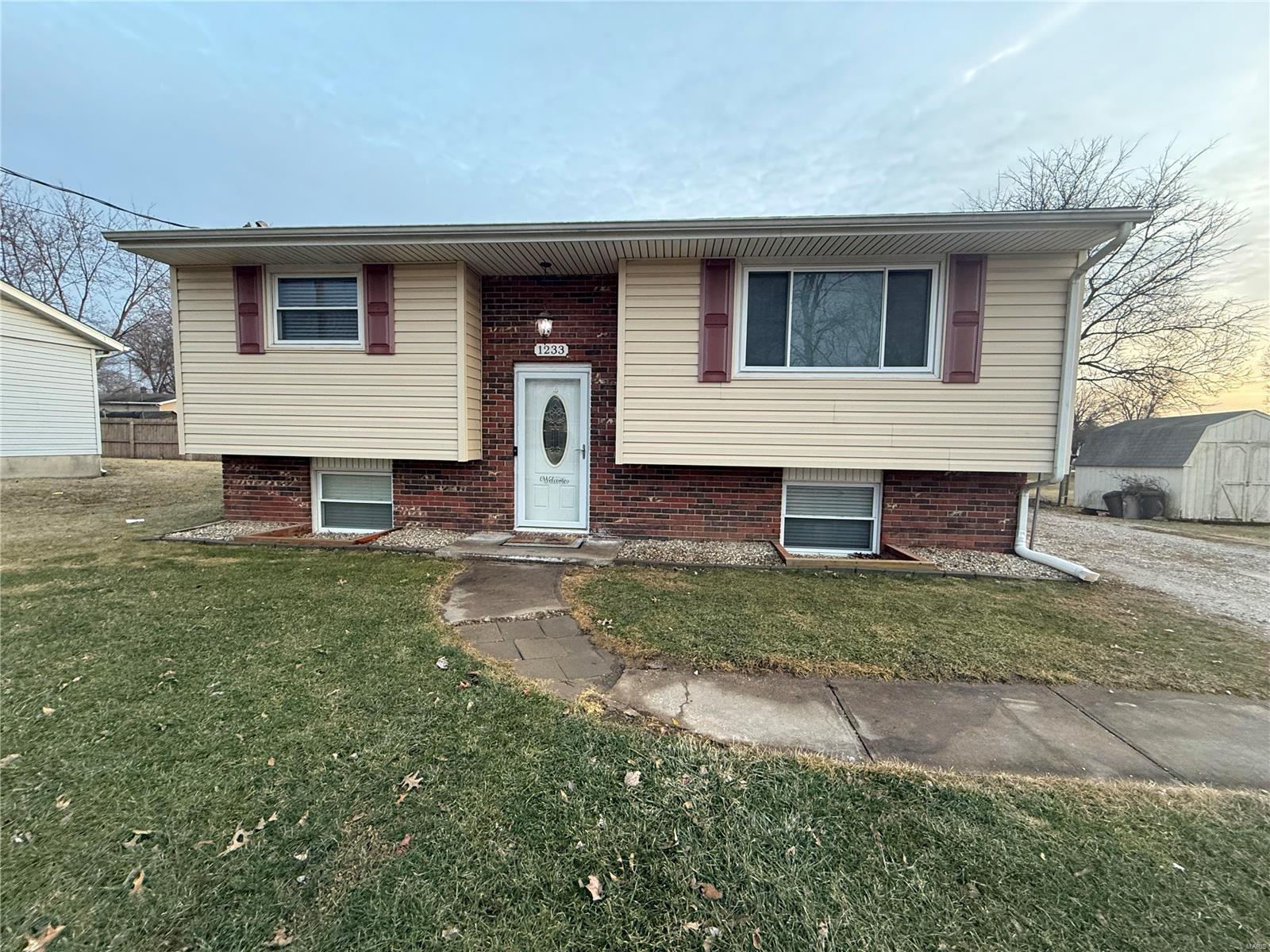 3 Bedroom, 1,632 sq. feet 1233 Corbin Street Bethalto, IL