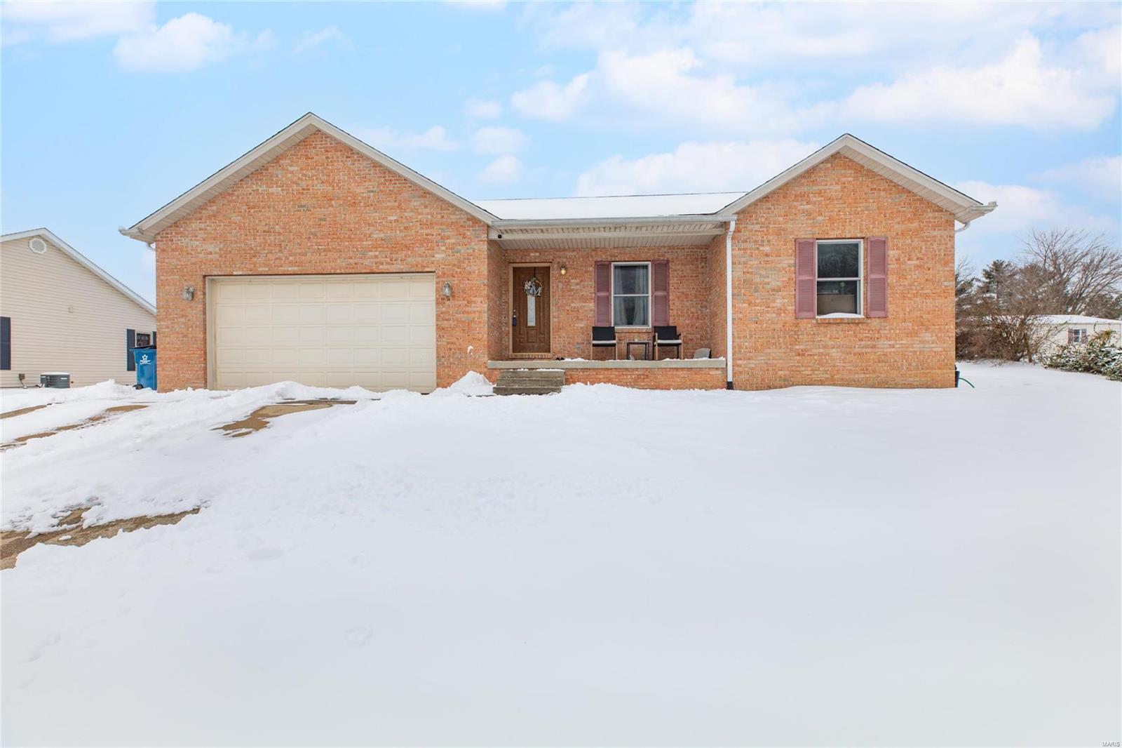 3 Bedroom, 1,574 sq. feet 118 Roosevelt Drive Moro, IL