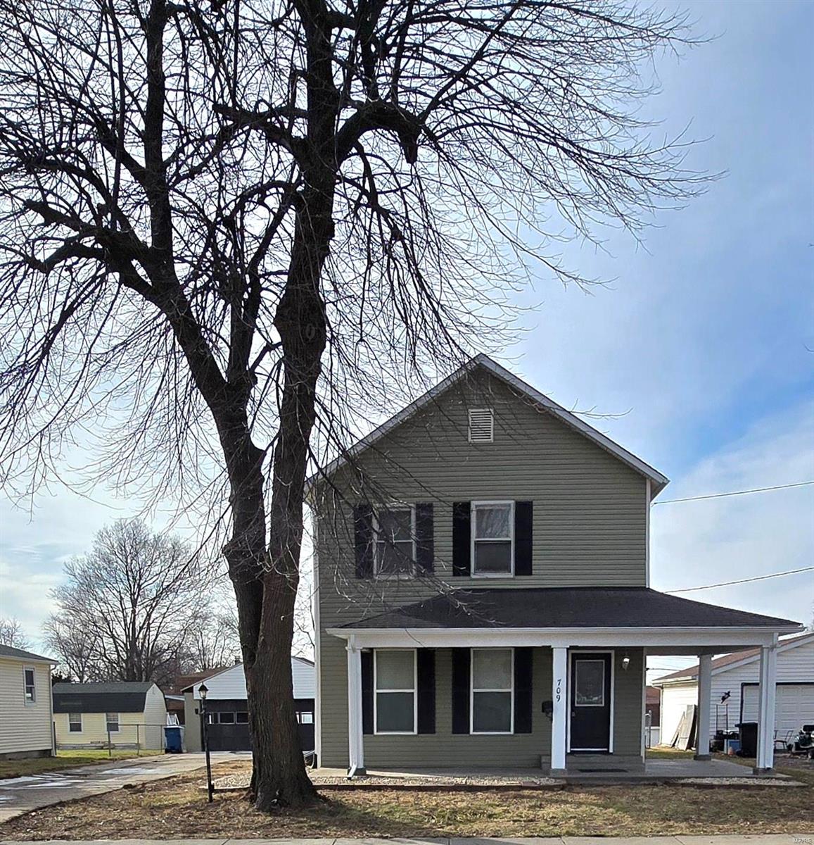 3 Bedroom, 1,620 sq. feet 709 Main Street  Troy, IL