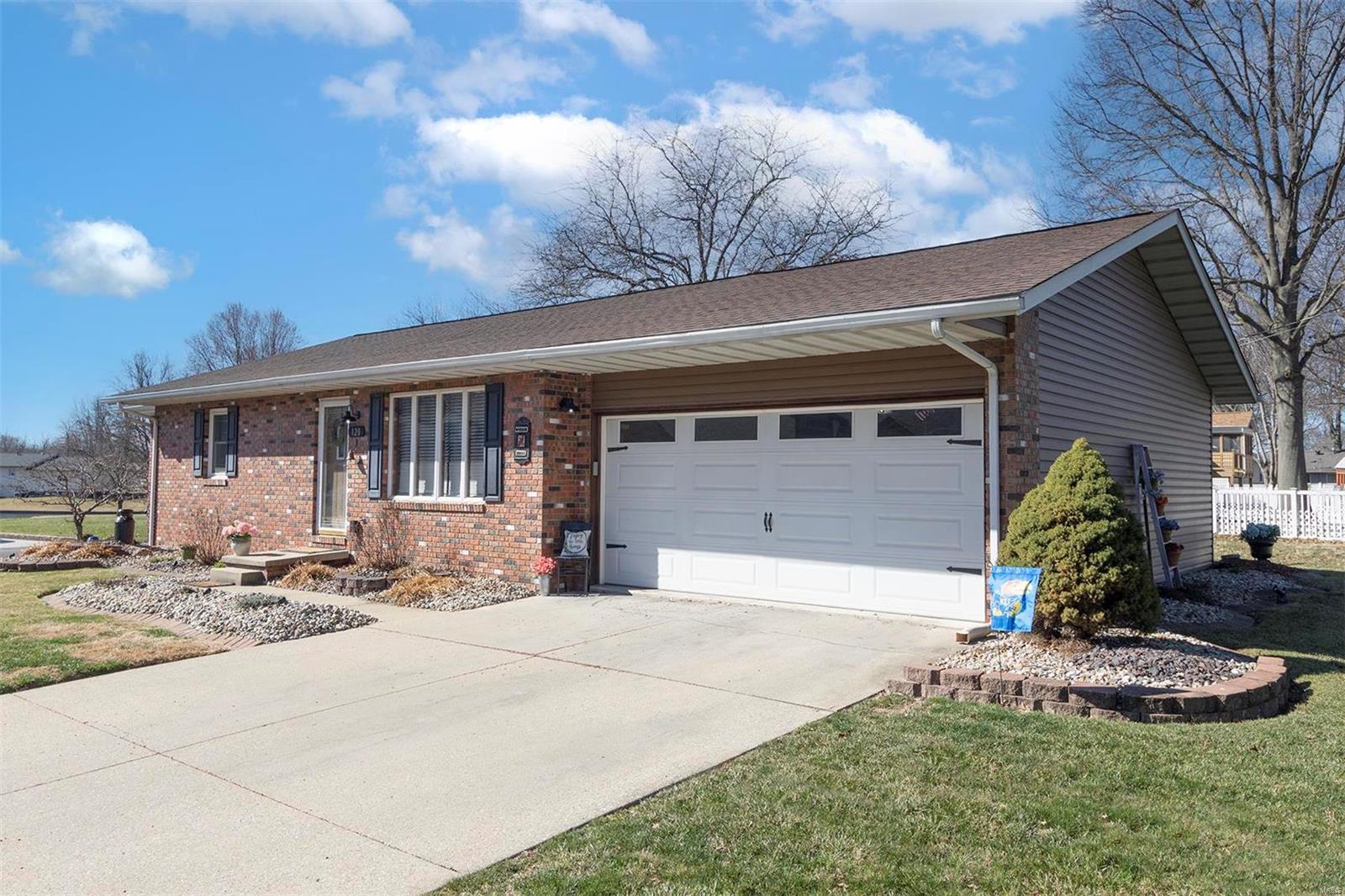 3 Bedroom, 2,782 sq. feet 120 Sunfish Drive Highland, IL