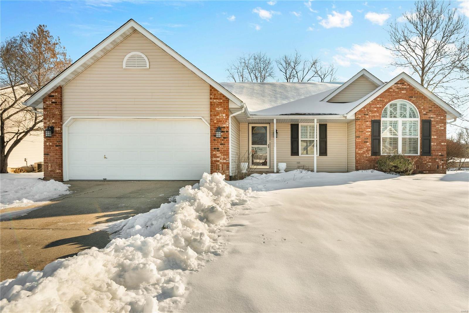 3 Bedroom, 1,500 sq. feet 1064 Meadow Lake Drive Maryville, IL