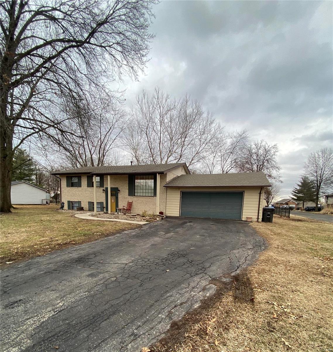 3 Bedroom, 2,320 sq. feet 6173 Old Alton Road Granite City, IL