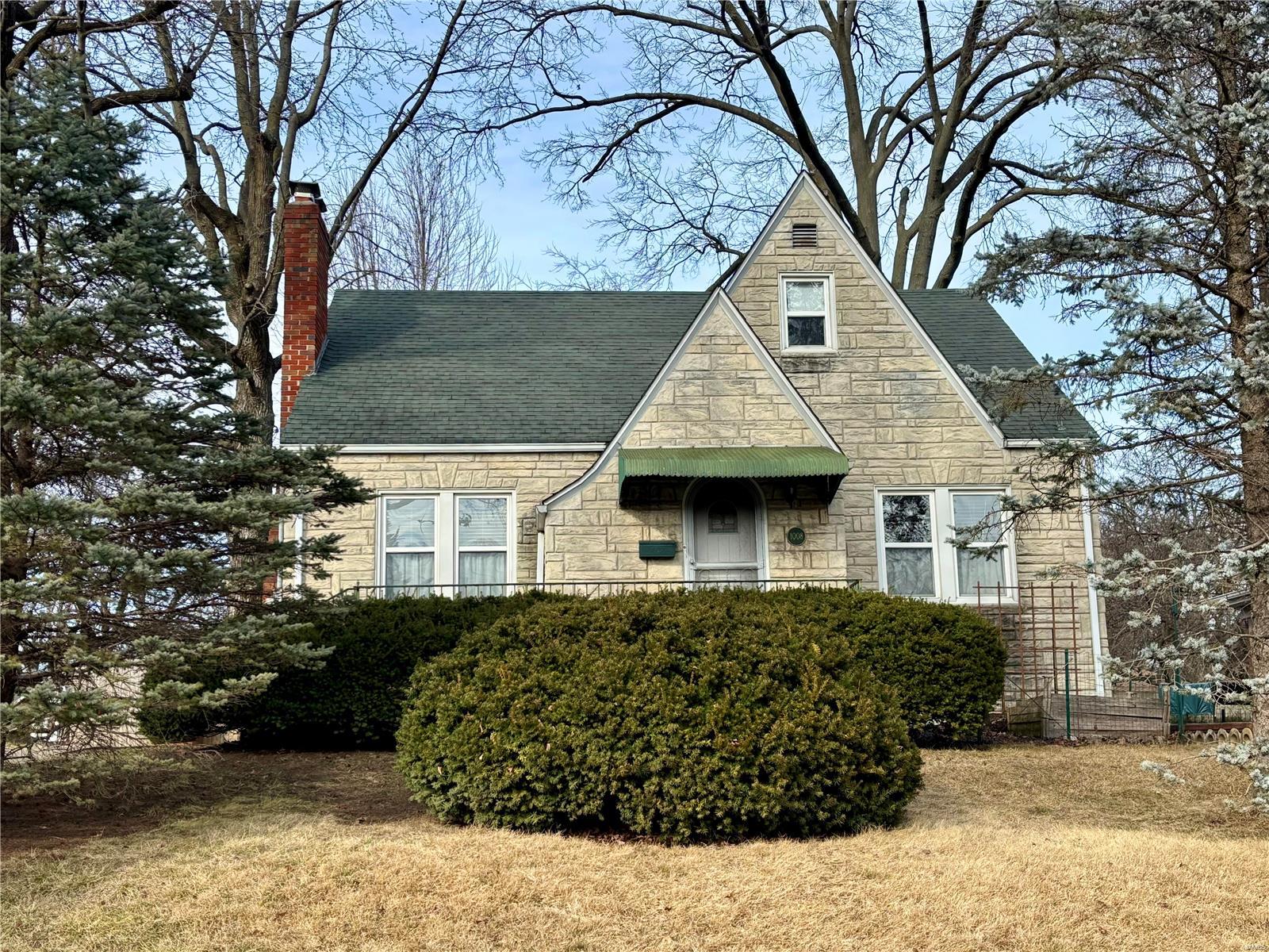 3 Bedroom, 1,813 sq. feet 1008 Douglas Street Alton, IL