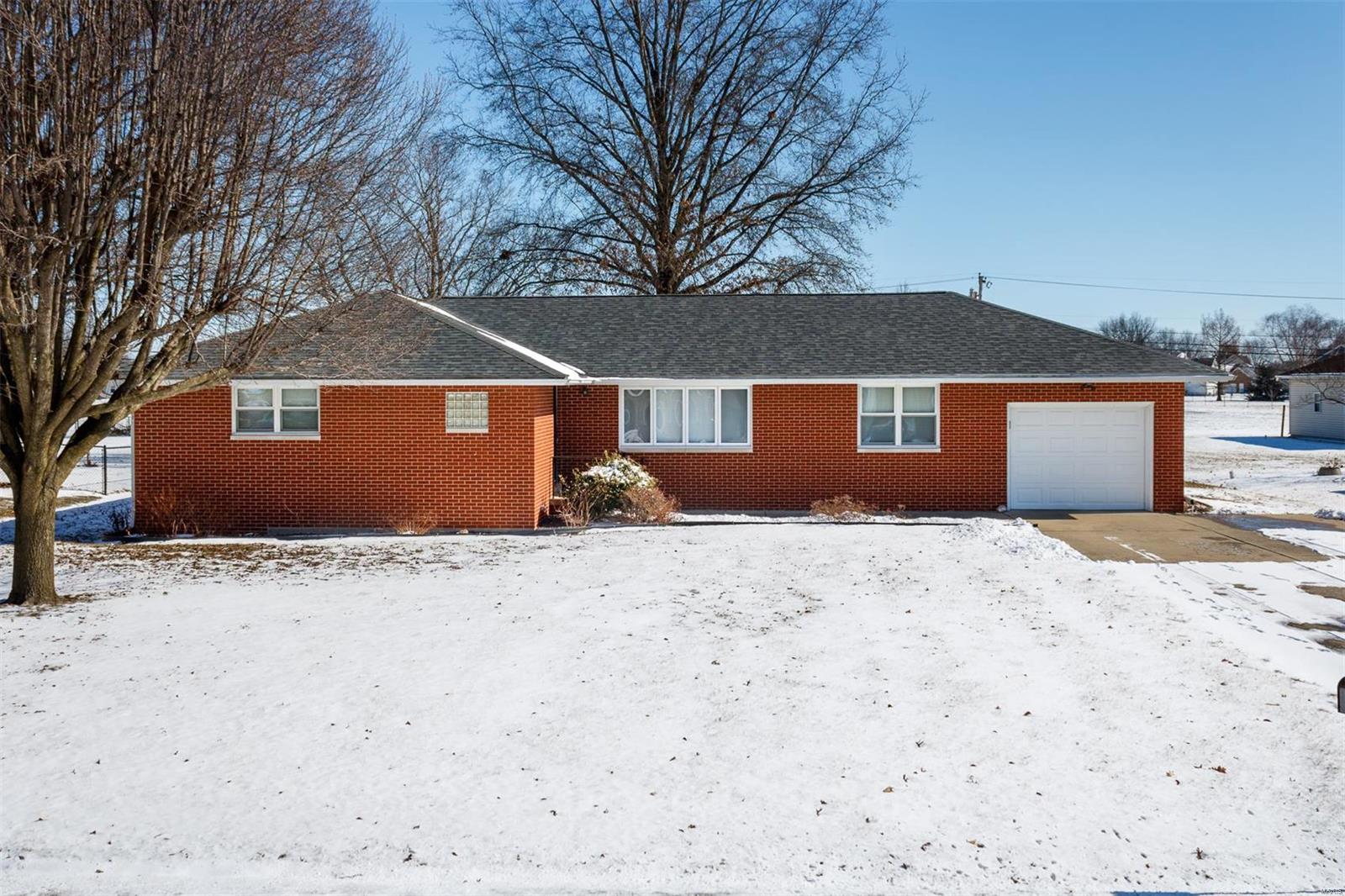 3 Bedroom, 1,588 sq. feet 1015 Helvetia Drive Highland, IL