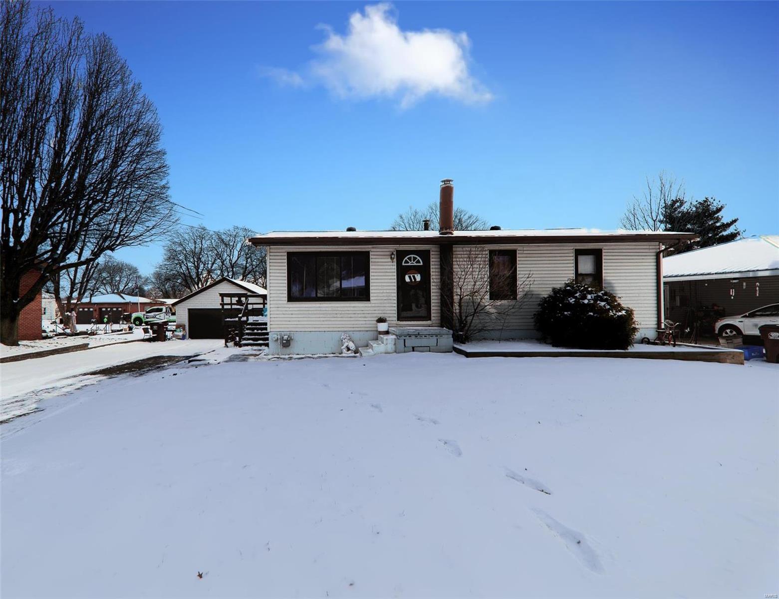 3 Bedroom, 900 sq. feet 67 WOODLAND Drive East Alton, IL