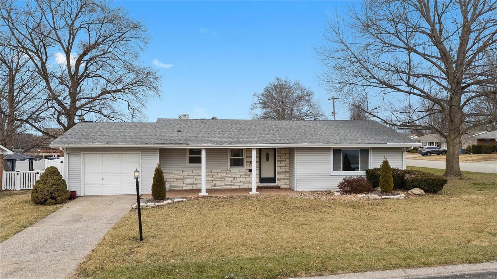 3 Bedroom, 2,090 sq. feet 1301 Lexington Drive Collinsville, IL